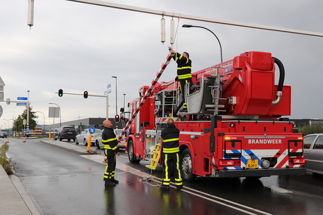 Tractor met aanhanger ramt viaduct en gaat er vandoor aan de Hertog Janstraat Waalwijk