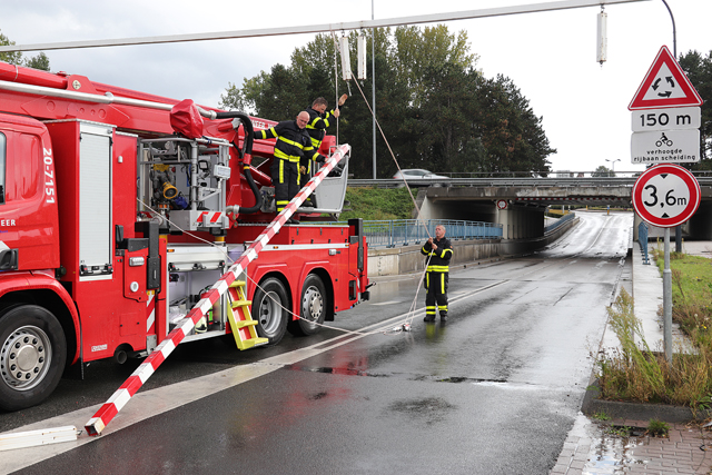 Tractor met aanhanger ramt viaduct en gaat er vandoor aan de Hertog Janstraat Waalwijk