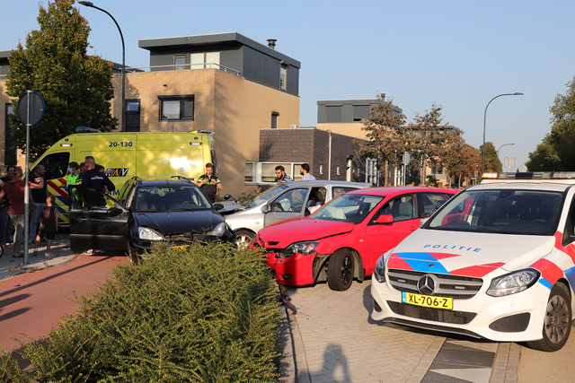 Drie auto’s botsen op elkaar op kruising Grotestraat Waalwijk