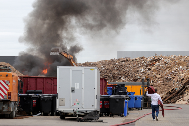 Grote brand in houtshredder aan de Van Hilststraat Waalwijk