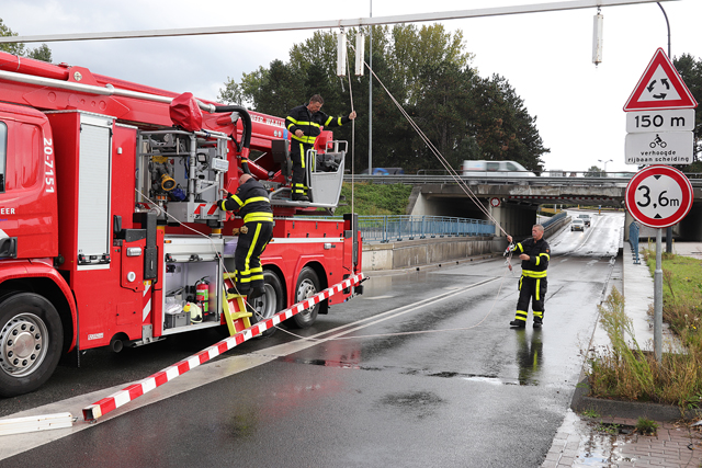 Tractor met aanhanger ramt viaduct en gaat er vandoor aan de Hertog Janstraat Waalwijk