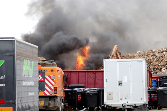 Grote brand in houtshredder aan de Van Hilststraat Waalwijk