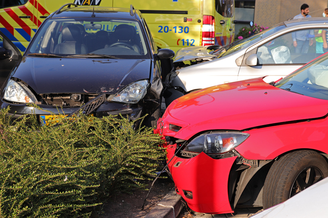 Drie auto’s botsen op elkaar op kruising Grotestraat Waalwijk