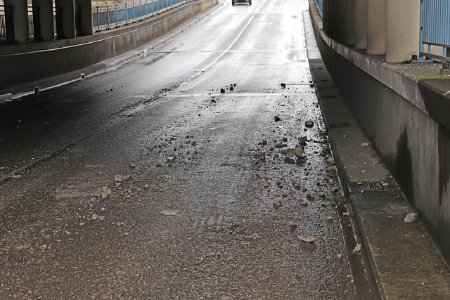 Tractor met aanhanger ramt viaduct en gaat er vandoor aan de Hertog Janstraat Waalwijk