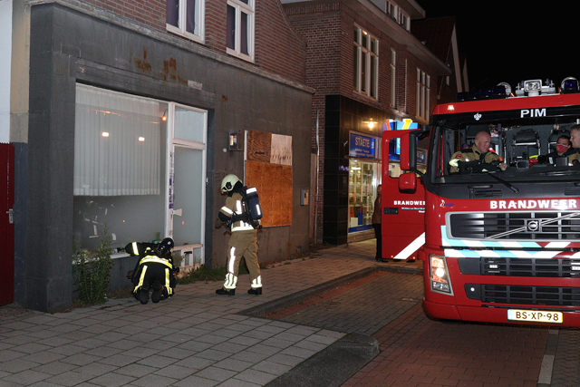 Omstanders horen rookmelder afgaan en bellen de brandweer aan de Grotestraat Waalwijk
