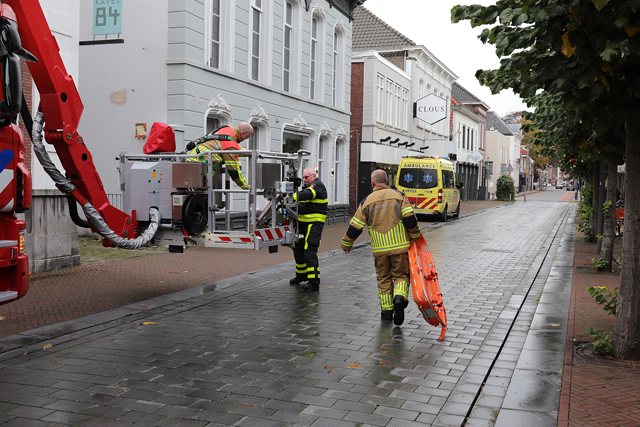 Brandweer rukt uit voor assistentie ambulancepersoneel aan de Grotestraat Waalwijk