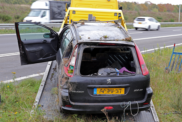 Auto op zijn kop aan de Midden-Brabantweg Waalwijk