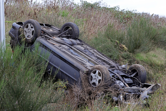 Auto op zijn kop aan de Midden-Brabantweg Waalwijk
