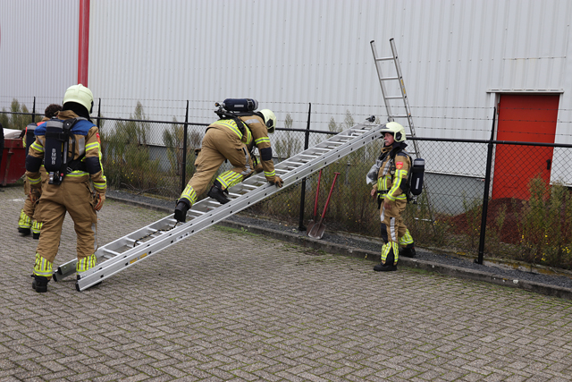 Brandweer rukt uit voor buitenbrand aan de Spuiweg Waalwijk