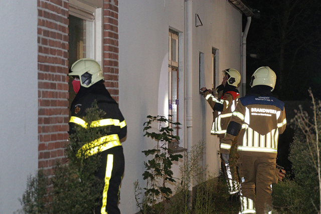 Omstanders horen rookmelder afgaan en bellen de brandweer aan de Grotestraat Waalwijk