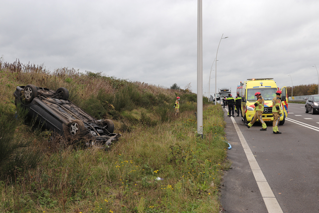 Auto op zijn kop aan de Midden-Brabantweg Waalwijk