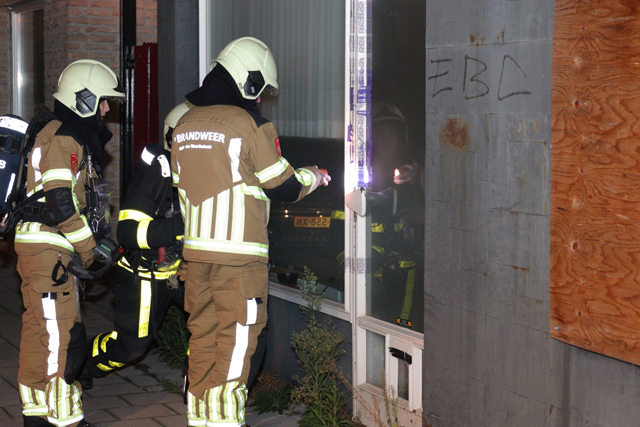 Omstanders horen rookmelder afgaan en bellen de brandweer aan de Grotestraat Waalwijk