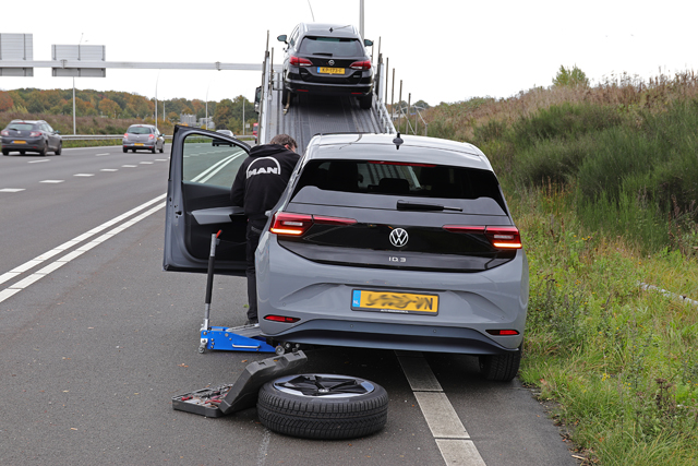 Auto op zijn kop aan de Midden-Brabantweg Waalwijk