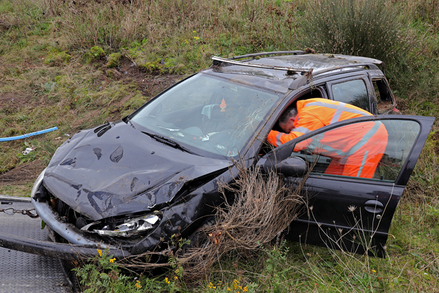 Auto op zijn kop aan de Midden-Brabantweg Waalwijk