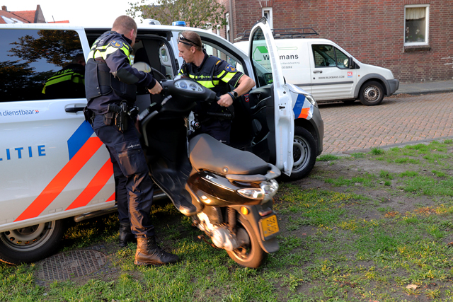 Scooter en auto botsen aan de Blyde Incomstelaan Waalwijk