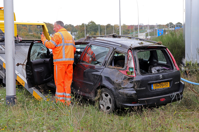 Auto op zijn kop aan de Midden-Brabantweg Waalwijk