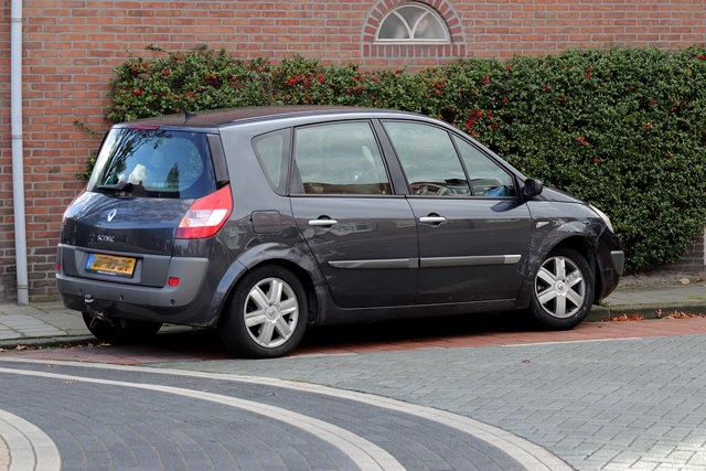 Twee auto’s botsen op kruising aan de Baardwijksestraat Waalwijk