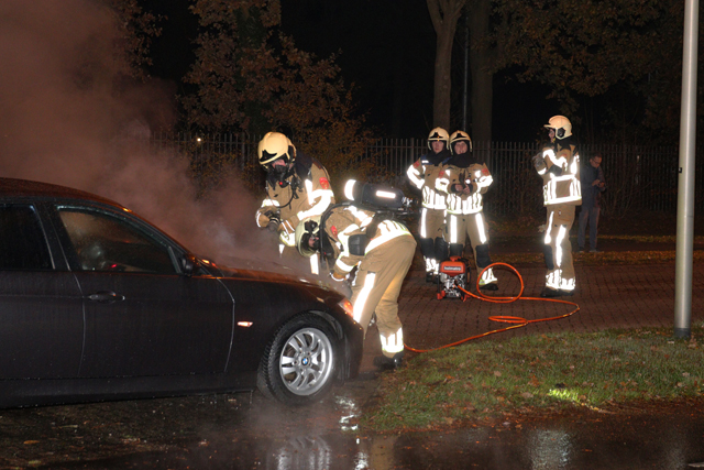 BMW vliegt in brand tijdens het rijden aan de Drunenseweg Waalwijk