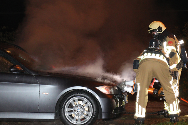 BMW vliegt in brand tijdens het rijden aan de Drunenseweg Waalwijk