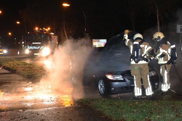 BMW vliegt in brand tijdens het rijden aan de Drunenseweg Waalwijk