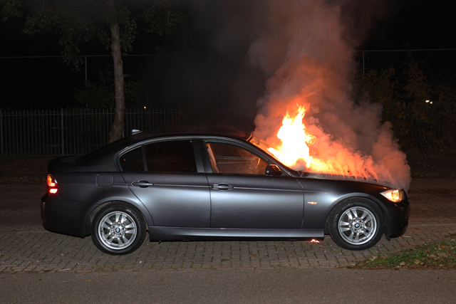 BMW vliegt in brand tijdens het rijden aan de Drunenseweg Waalwijk