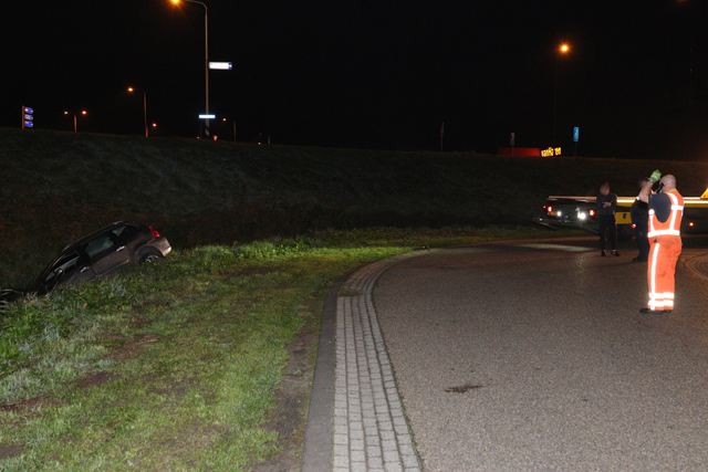 Bestuurder vliegt uit de bocht en belandt in de sloot aan de Havenweg Waalwijk