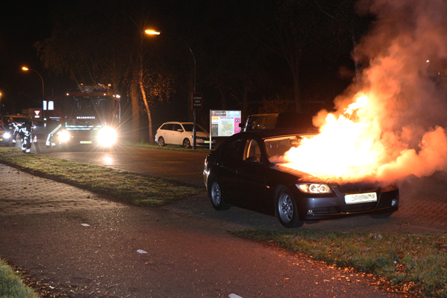 BMW vliegt in brand tijdens het rijden aan de Drunenseweg Waalwijk