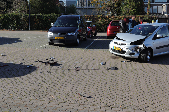 Twee auto’s botsen bij winkelcentrum De Els Waalwijk