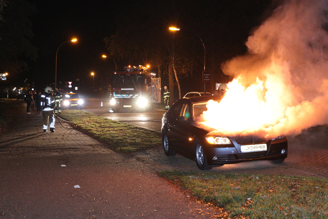 BMW vliegt in brand tijdens het rijden aan de Drunenseweg Waalwijk