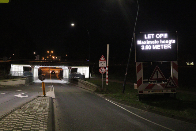 Groot led bord moet vrachtwagenchauffeurs extra waarschuwen voor viaduct aan de Hertog Janstraat Waalwijk