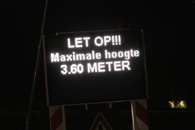 Groot led bord moet vrachtwagenchauffeurs extra waarschuwen voor viaduct aan de Hertog Janstraat Waalwijk
