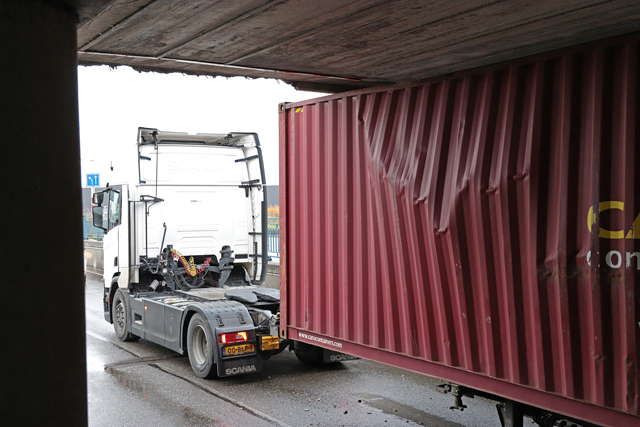 Weer vrachtwagen vast onder berucht viaduct in Waalwijk