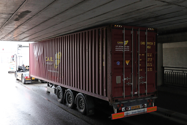 Weer vrachtwagen vast onder berucht viaduct in Waalwijk