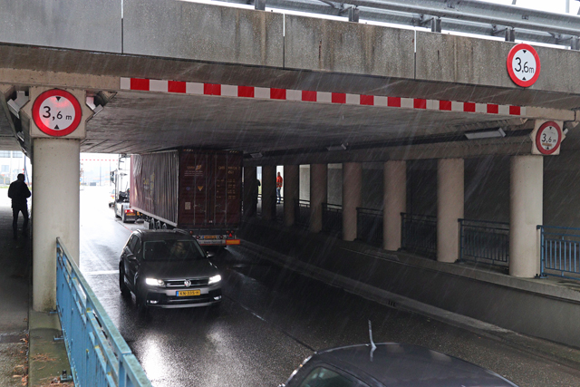Weer vrachtwagen vast onder berucht viaduct in Waalwijk