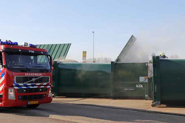 Container in brand aan de Weteringweg Waalwijk