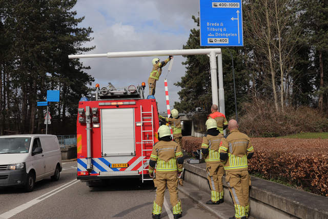 Brandweer verwijderd waarschuwingsbalk bij viaduct aan de Hertog Janstraat Waalwijk