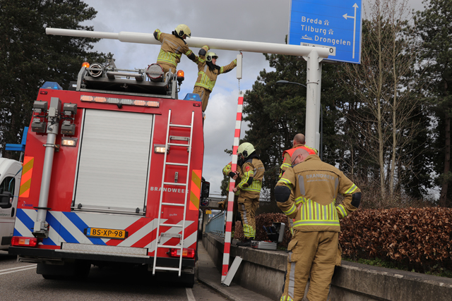 Brandweer verwijderd waarschuwingsbalk bij viaduct aan de Hertog Janstraat Waalwijk