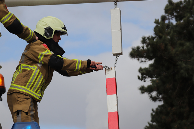 Brandweer verwijderd waarschuwingsbalk bij viaduct aan de Hertog Janstraat Waalwijk