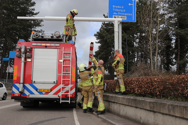 Brandweer verwijderd waarschuwingsbalk bij viaduct aan de Hertog Janstraat Waalwijk