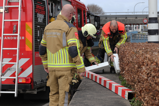 Brandweer verwijderd waarschuwingsbalk bij viaduct aan de Hertog Janstraat Waalwijk