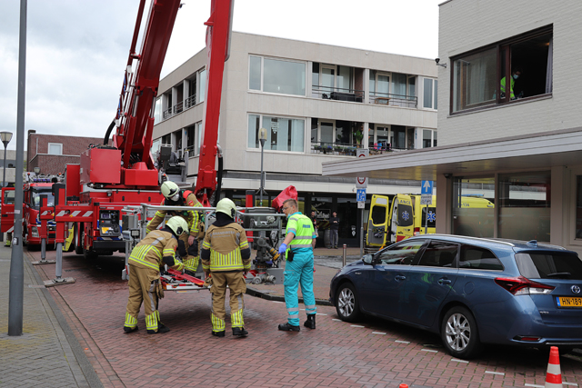 Brandweer rukt uit voor assistentie ambulance aan het Sint Jansplein Waalwijk