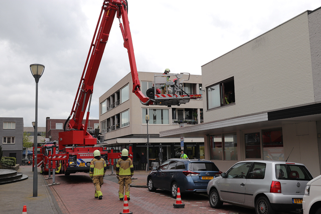 Brandweer rukt uit voor assistentie ambulance aan het Sint Jansplein Waalwijk