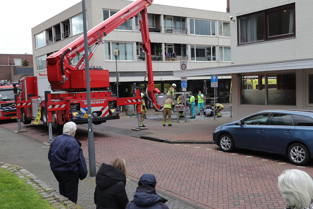 Brandweer rukt uit voor assistentie ambulance aan het Sint Jansplein Waalwijk