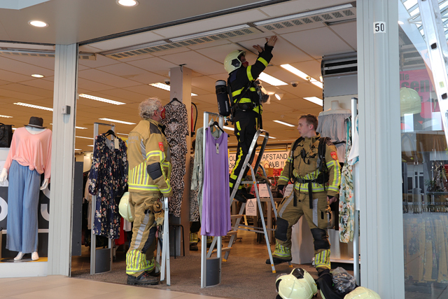 Transformator zorgt voor rookontwikkeling in kledingwinkel in winkelcentrum De Els Waalwijk