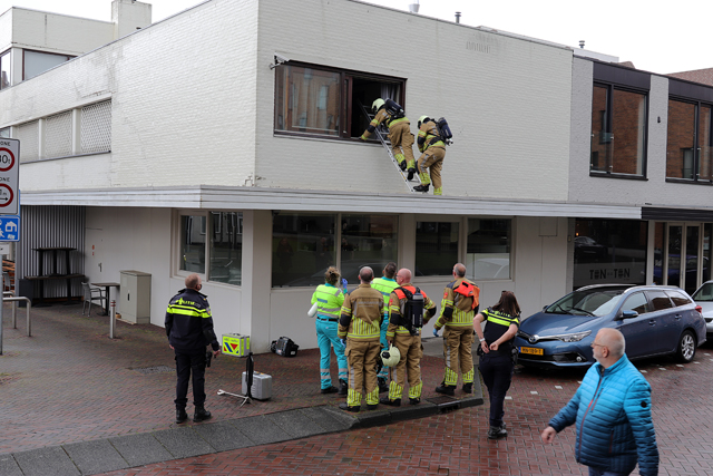 Brandweer rukt uit voor assistentie ambulance aan het Sint Jansplein Waalwijk
