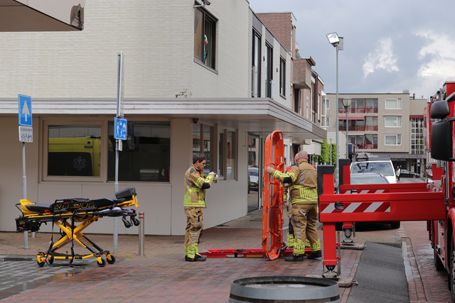 Brandweer rukt uit voor assistentie ambulance aan het Sint Jansplein Waalwijk