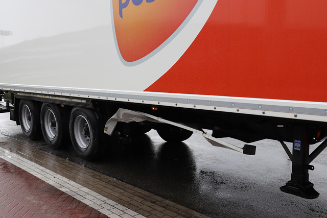 Automobilist botst tegen vrachtwagen aan de Pakketweg Waalwijk