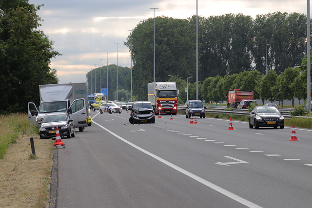 Veel schade na ongeval op de A59 (Maasroute) Waalwijk