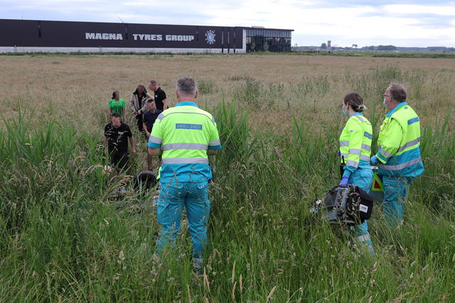 Auto op zijn kop in de sloot langs de A59 (Maasroute) Waalwijk
