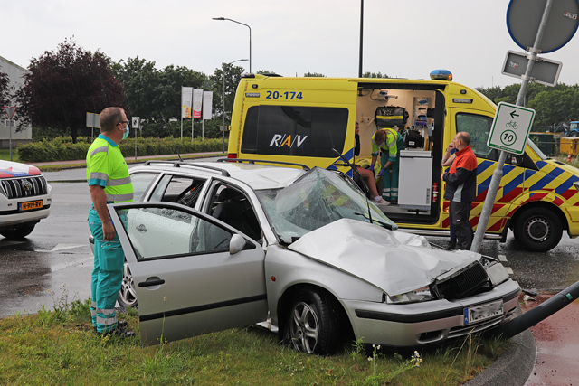 Automobilist botst tegen vrachtwagen aan de Pakketweg Waalwijk